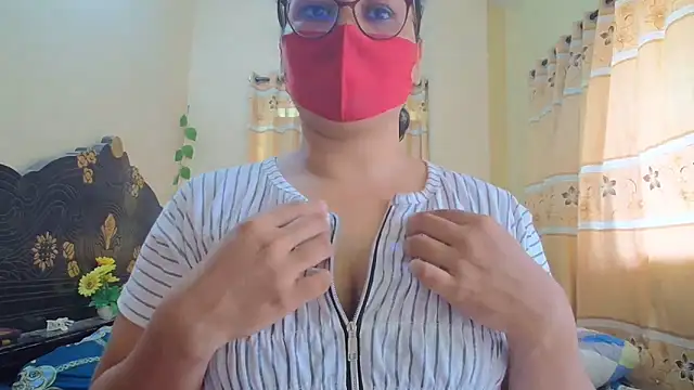 Snapshot of Elena_cruz5 chatting on April 17, 2026, 2:14 am Elena cruz5 online show from April 17, 2026, 2:14 am