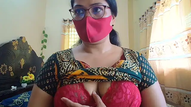 Snapshot of Elena_cruz5 chatting on April 23, 2026, 5:19 am Elena cruz5 online show from April 23, 2026, 5:19 am