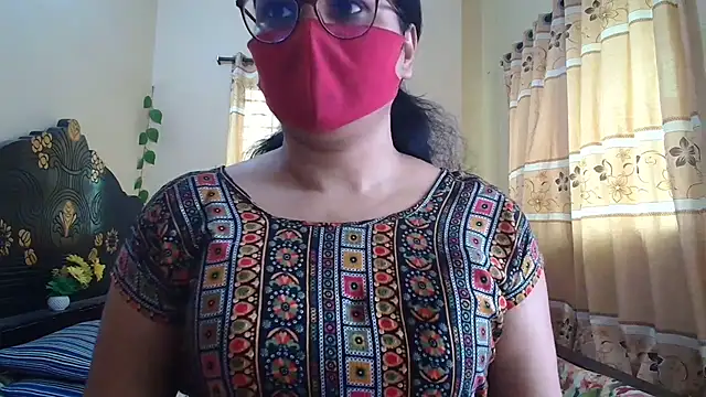 Snapshot of Elena_cruz5 chatting on May 3, 2026, 5:02 am Elena cruz5 online show from May 3, 2026, 5:02 am