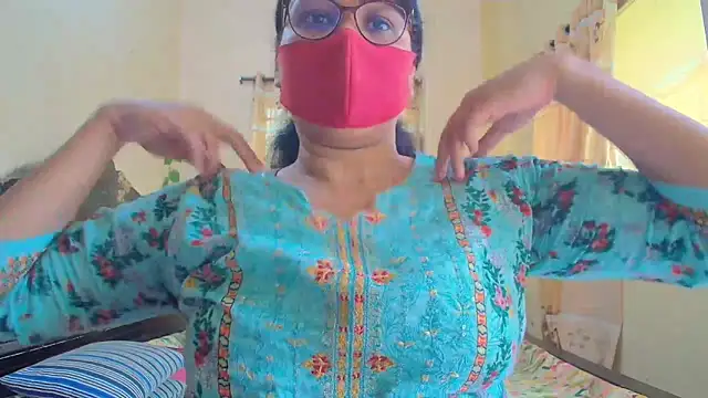 Snapshot of Elena_cruz5 chatting on May 6, 2026, 3:46 am Elena cruz5 online show from May 6, 2026, 3:46 am
