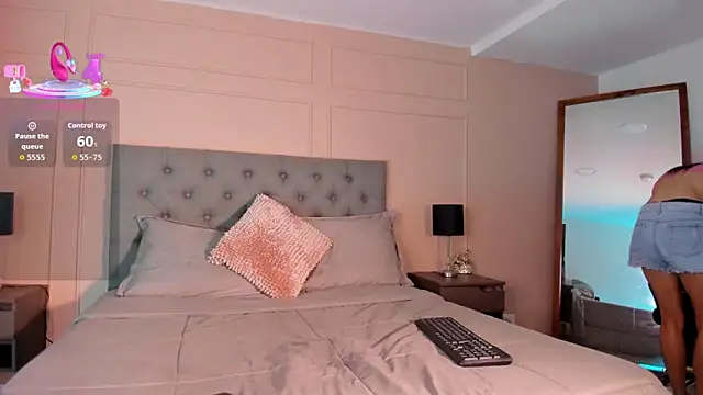 ALICESANDOVAL online show from October 3, 2025, 11:40 am