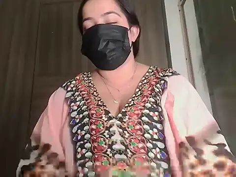 Snapshot of Queen_Pari87 chatting on November 19, 2025, 8:58 am Queen Pari87 online show from November 19, 2025, 8:58 am