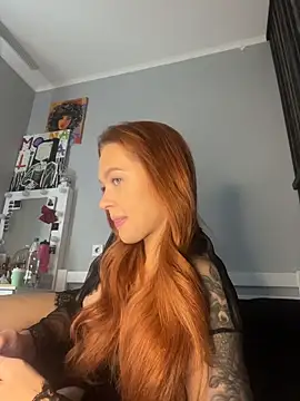 Snapshot of LittleFox___ chatting on April 18, 2026, 7:23 am LittleFox online show from April 18, 2026, 7:23 am