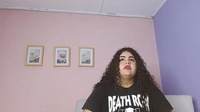 lourdes moon22 online show from September 9, 2025, 12:37 pm