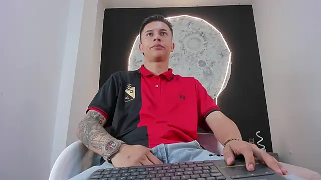 liaamsmiith  online show from October 18, 2025, 12:17 pm