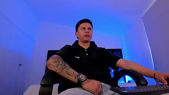 liaamsmiith  online show from December 5, 2025, 12:14 pm