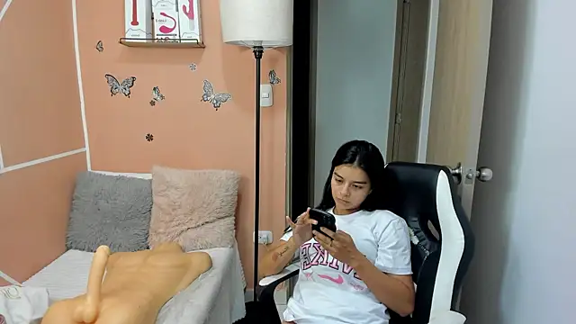 valerihouse online show from February 14, 2025, 11:42 pm