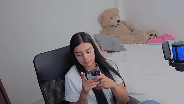 valerihouse online show from April 22, 2026, 1:52 am