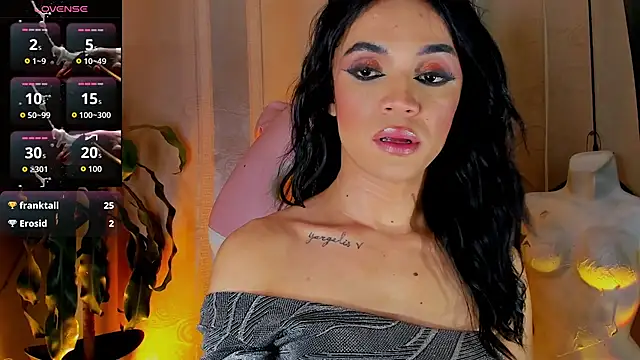 Snapshot of Cristal_Gem1 chatting on June 25, 2026, 5:12 am Cristal Gem1 online show from June 25, 2026, 5:12 am