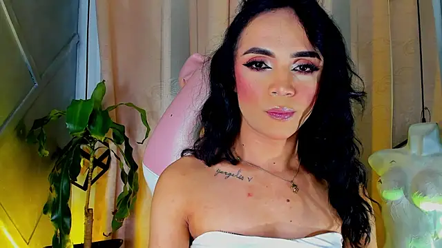 Snapshot of Cristal_Gem1 chatting on July 5, 2026, 4:19 am Cristal Gem1 online show from July 5, 2026, 4:19 am