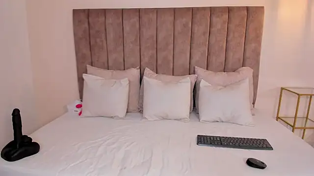 amber colliiins online show from November 14, 2025, 5:33 pm