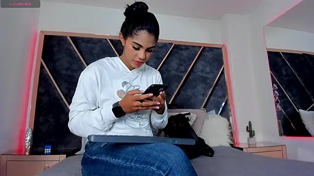 SusanaHenao online show from November 24, 2025, 5:23 pm