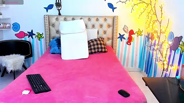 LenaStylesOA online show from October 30, 2025, 1:01 pm