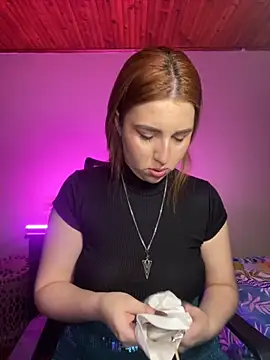 CoraVibes online show from November 10, 2025, 11:42 am