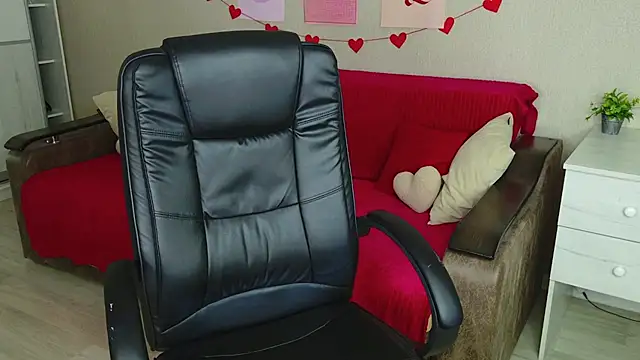 LeksaLove online show from April 1, 2026, 4:37 pm