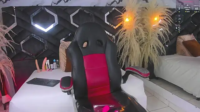 Zoe-Johnson  online show from December 14, 2025, 9:41 pm