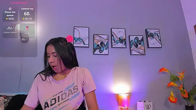 Snapshot of SophieW1 chatting on November 24, 2025, 12:16 pm SophieW1 online show from November 24, 2025, 12:16 pm