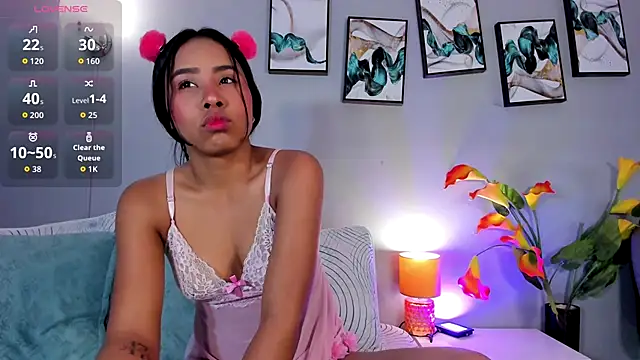 Snapshot of SophieW1 chatting on December 20, 2025, 12:12 pm SophieW1 online show from December 20, 2025, 12:12 pm