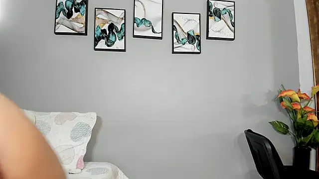 Snapshot of SophieW1 chatting on February 7, 2026, 12:20 pm SophieW1 online show from February 7, 2026, 12:20 pm