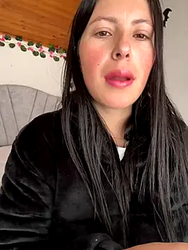 Mia salinass online show from October 28, 2025, 7:05 pm