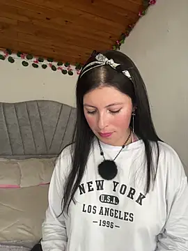 Mia salinass online show from November 29, 2025, 7:28 pm