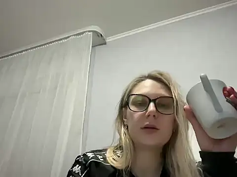 NikexPretty online show from December 18, 2025, 7:42 pm