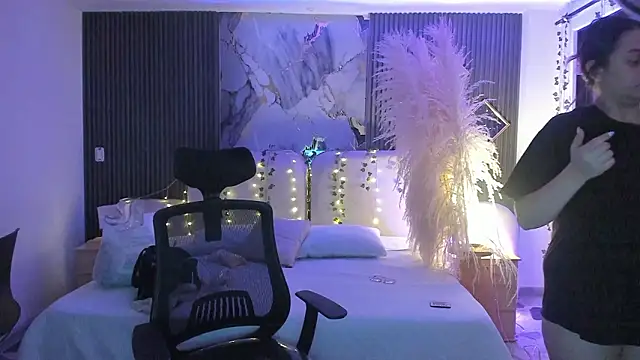 SarahCastro1  online show from February 28, 2026, 4:02 am