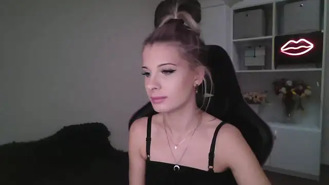 KristineGlow online show from October 13, 2025, 2:06 pm