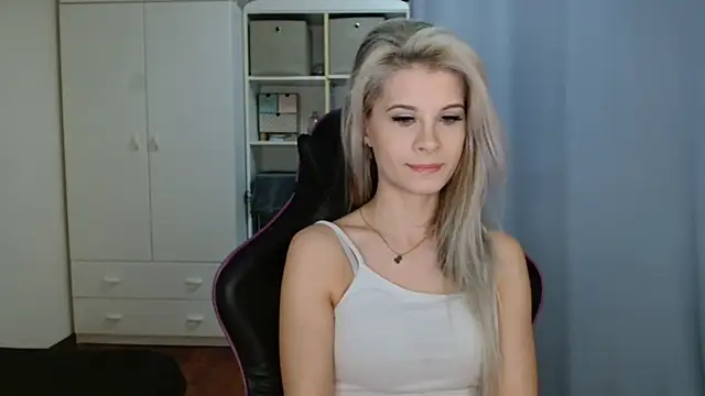 KristineGlow online show from April 16, 2026, 6:14 am