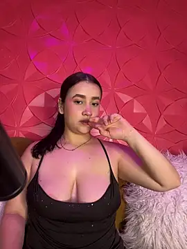 Pinkichloe online show from May 22, 2026, 2:44 pm