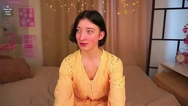 JuanaFriesz online show from March 8, 2026, 9:13 am