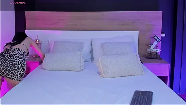 Snapshot of MiaTaylorSweet chatting on January 18, 2026, 2:43 pm MiaTaylorSweet online show from January 18, 2026, 2:43 pm