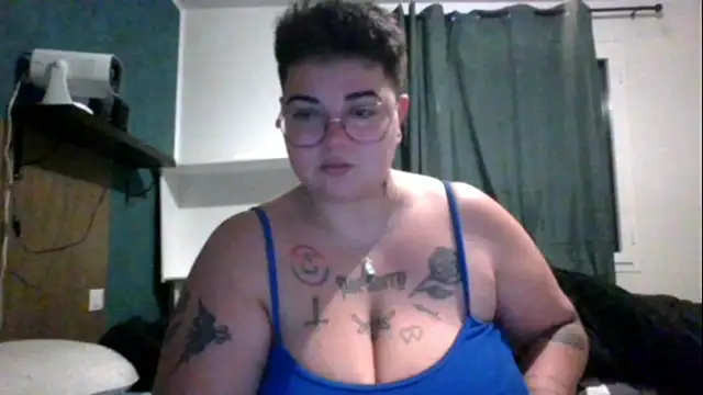 Snapshot of PirateXL chatting on May 8, 2026, 11:43 pm PirateXL online show from May 8, 2026, 11:43 pm