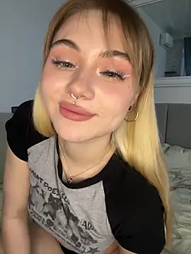 Snapshot of LunaMillie chatting on October 18, 2025, 12:39 pm LunaMillie online show from October 18, 2025, 12:39 pm