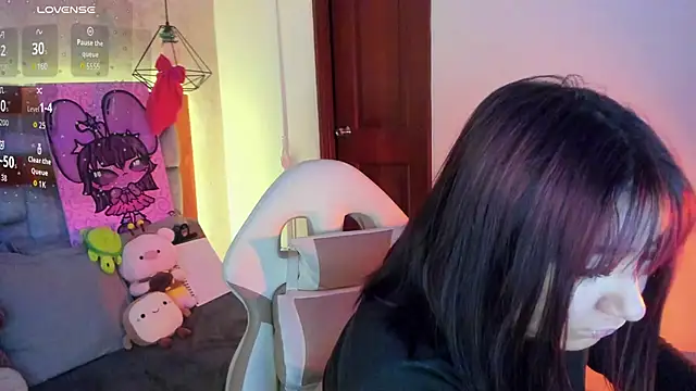 sophiievv online show from November 30, 2025, 7:40 pm