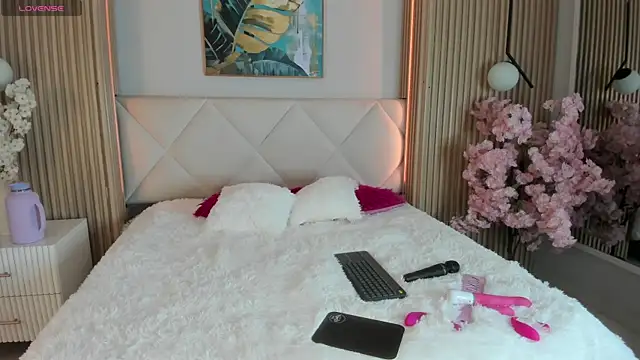 Mila Hank  online show from February 4, 2026, 12:55 pm