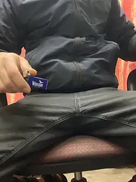 Snapshot of bmwe71 chatting on December 19, 2025, 11:28 am bmwe71 online show from December 19, 2025, 11:28 am