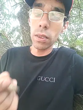 Snapshot of Dedede32 chatting on November 3, 2025, 7:48 pm Dedede32 online show from November 3, 2025, 7:48 pm