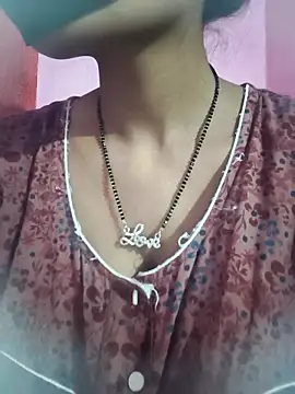 Snapshot of posewith chatting on November 14, 2025, 7:23 pm posewith online show from November 14, 2025, 7:23 pm