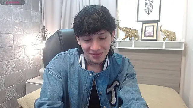 Iantwink18 online show from November 8, 2025, 7:45 pm