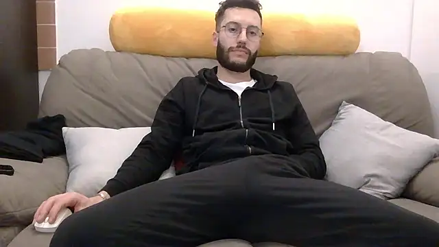 Amicisegreti online show from January 18, 2026, 9:29 pm