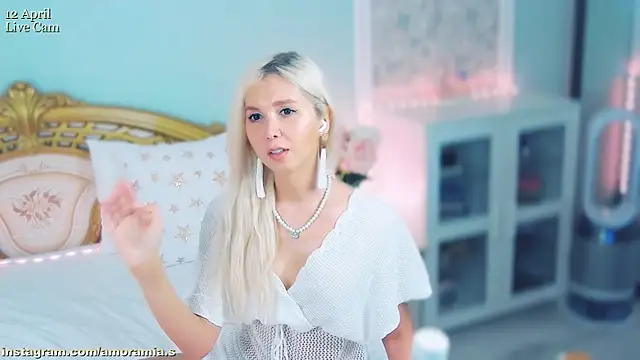 Amoramias online show from April 12, 2026, 5:51 pm