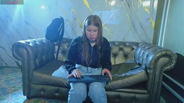 Snapshot of Olivia11_ chatting on December 17, 2025, 11:27 am Olivia11 online show from December 17, 2025, 11:27 am