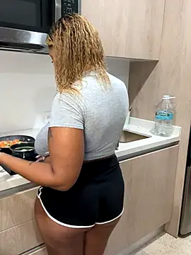 x deluLuz x online show from October 16, 2025, 3:07 am