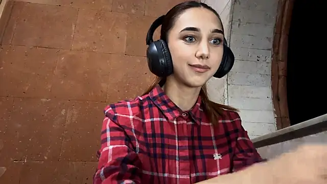 Snapshot of LinaMour chatting on September 10, 2025, 9:59 pm LinaMour online show from September 10, 2025, 9:59 pm