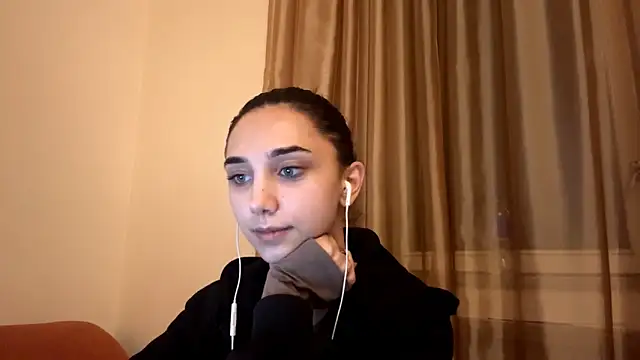 Snapshot of LinaMour chatting on October 5, 2025, 10:07 pm LinaMour online show from October 5, 2025, 10:07 pm