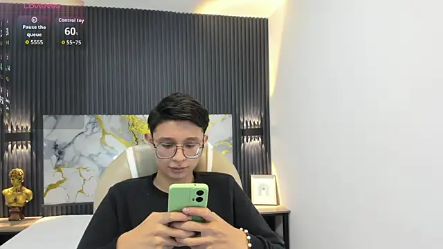 SantiagoRusso18 online show from October 1, 2025, 1:06 pm