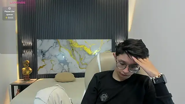 SantiagoRusso18 online show from October 15, 2025, 12:05 pm