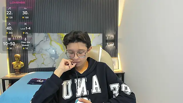 SantiagoRusso18 online show from October 31, 2025, 12:06 pm