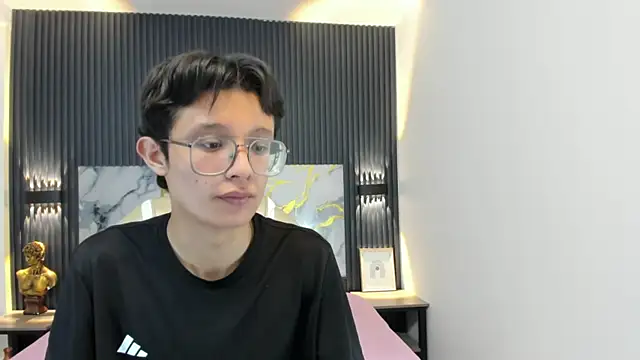 SantiagoRusso18 online show from November 10, 2025, 1:32 pm